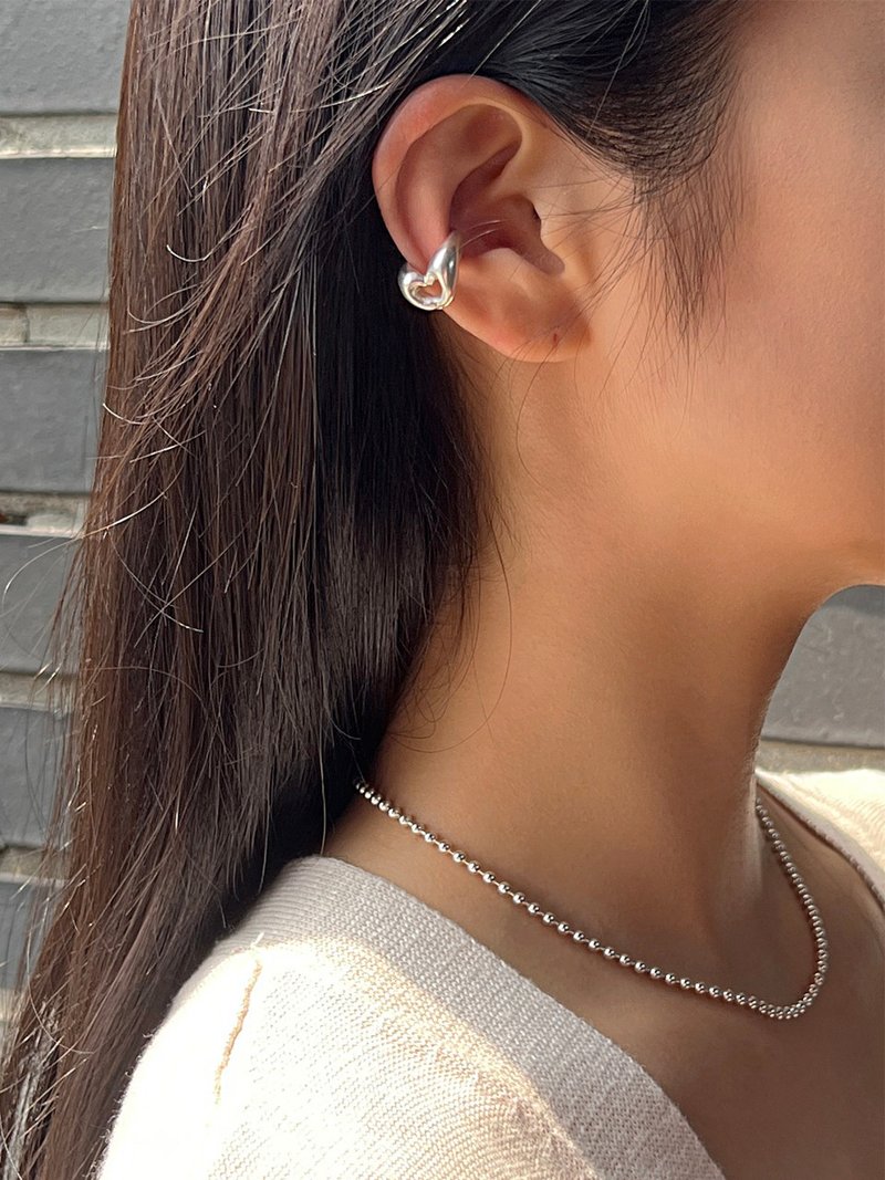(925 Sterling Silver) Heart hands ear cuff - 耳環/耳夾/耳骨夾 - 純銀 銀色