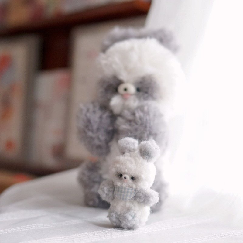 獨角森林| 戴口水巾的熊貓小抱偶 手作毛絨玩偶 - 公仔模型 - 其他人造纖維 