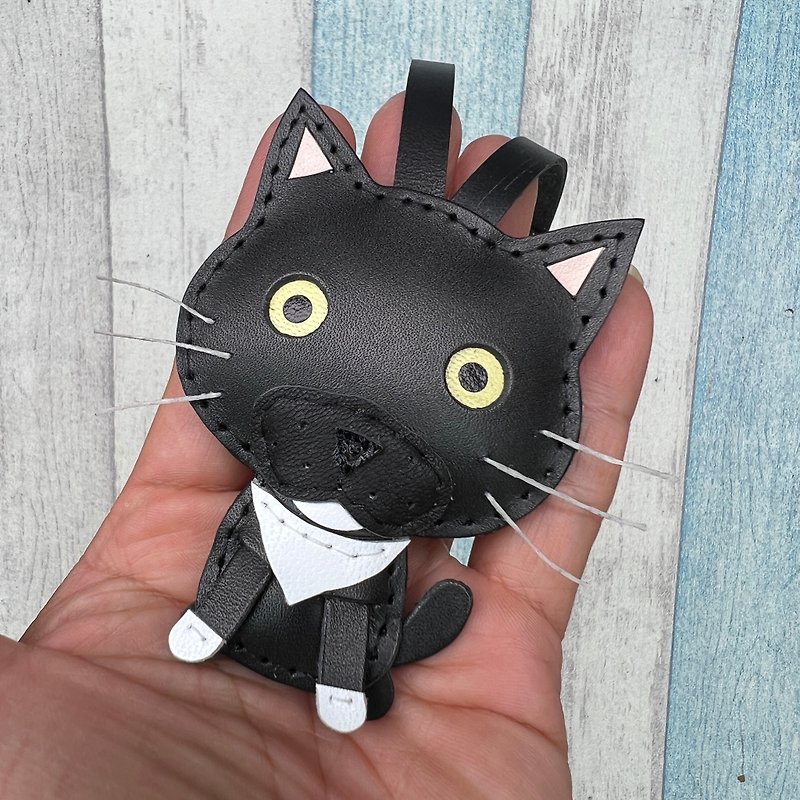 Healing small things black cute cat hand-stitched leather charm small size - พวงกุญแจ - หนังแท้ สีดำ