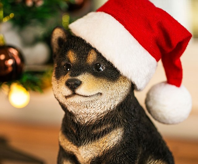 デバリエ クリスマスギフト 犬の置物 柴犬 サンタの帽子付き クリスマスプレゼント ギフト オブジェ かわいい 誕生日プレゼント Xca39bk 正規品 ショップ デバリエ ファンシー 置物 Pinkoi