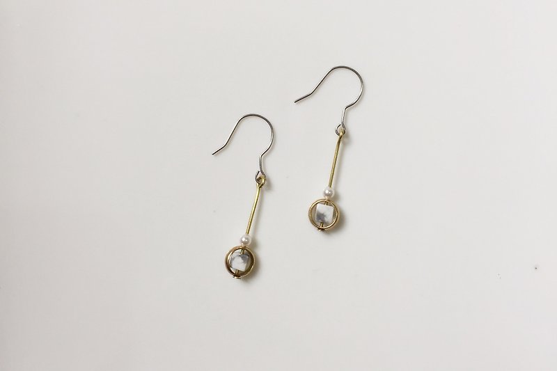 Timeless pearl brass earrings - ต่างหู - เครื่องเพชรพลอย ขาว