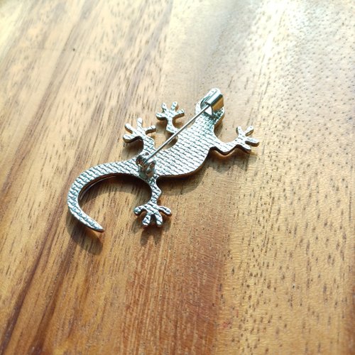 トカゲのブローチ - ショップ April jewelry ブローチ - Pinkoi