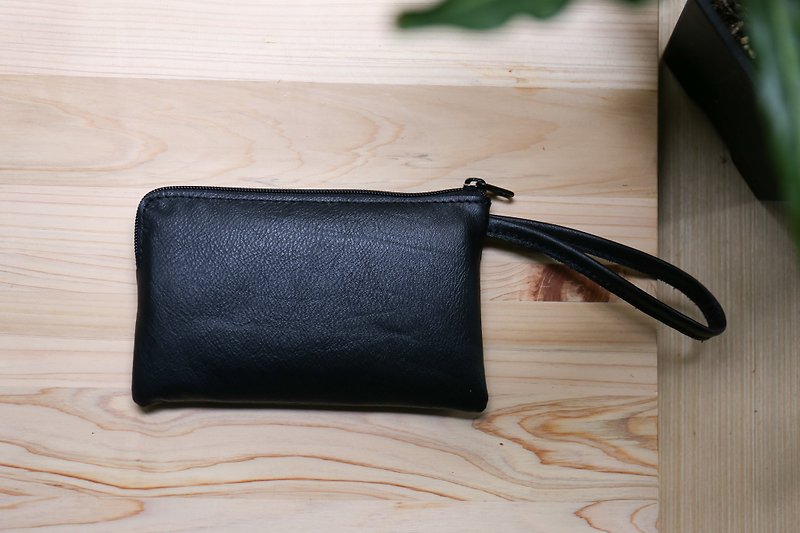 Black hand bag - กระเป๋าคลัทช์ - หนังแท้ สีดำ