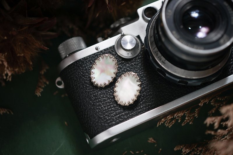 [Antique jewelry / Western old] VINTAGE classical frame glare oval vintage clip-on earrings