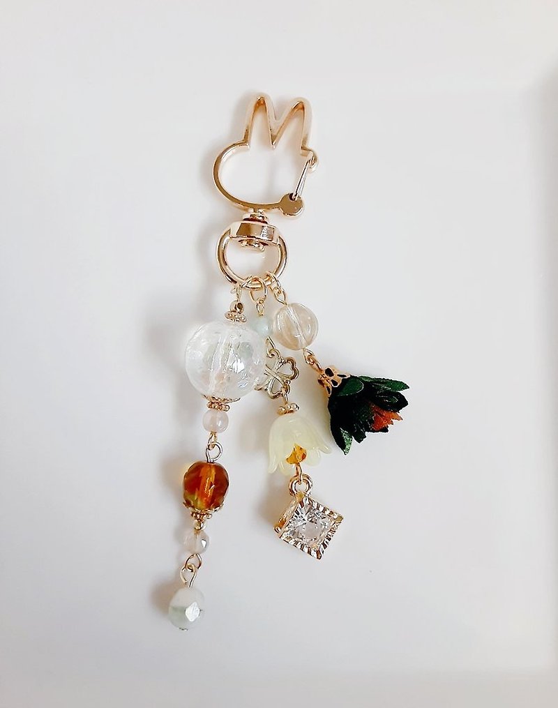 Zirconia-style charm sways Cute bunny key chain with rainbow mosaic beads and flower motifs Brown birthday present Back charm Flower tassel - พวงกุญแจ - แก้ว สีนำ้ตาล