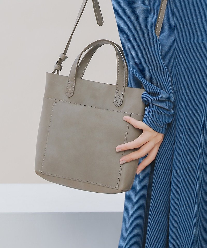 Simple urban leather hand shoulder bag dual-use bag - cloud gray - กระเป๋าถือ - หนังแท้ สีเทา