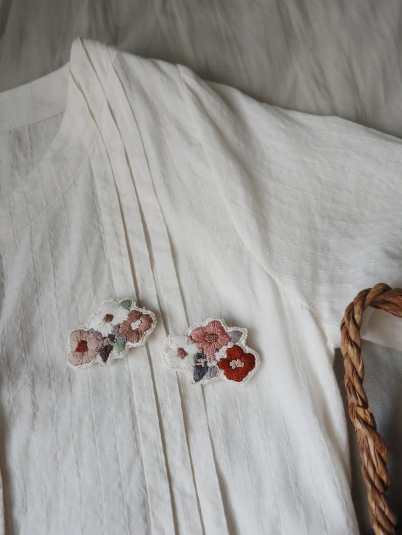 花雲手刺繡別針 - 胸針 - 不鏽鋼 