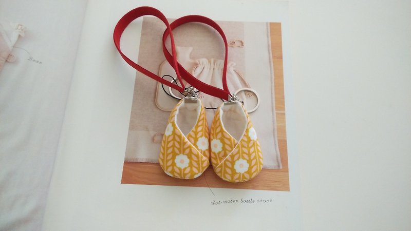 蛋黃花結婚禮物 好運鞋吊飾 好孕鞋 - 鑰匙圈/鑰匙包 - 其他材質 黃色