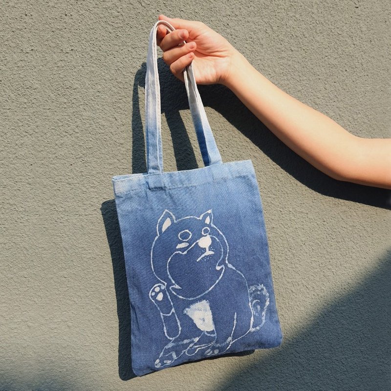 Handmade indigo dyed with chai youcai love the earth shopping bag - กระเป๋าถือ - ผ้าฝ้าย/ผ้าลินิน สีน้ำเงิน