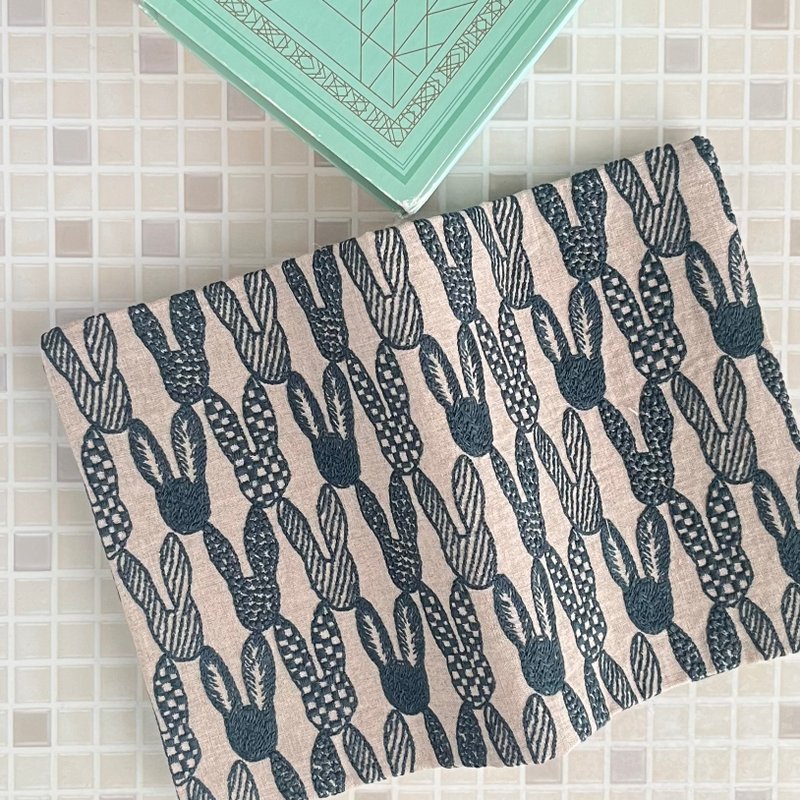 mina perhonen pomppia  うさぎ　刺繍 書衣　A6  ハンドメイド　ブックカバー　日本制作 - 書衣/書套 - 棉．麻 卡其色
