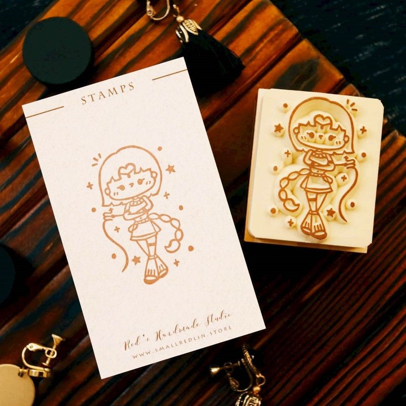 手彫り消しゴムはんこ - 蠍座の女の子 星座シリーズスタンプ 4X5cm (文字カスタマイズ可能) - 印鑑・スタンプ - ゴム ブラック