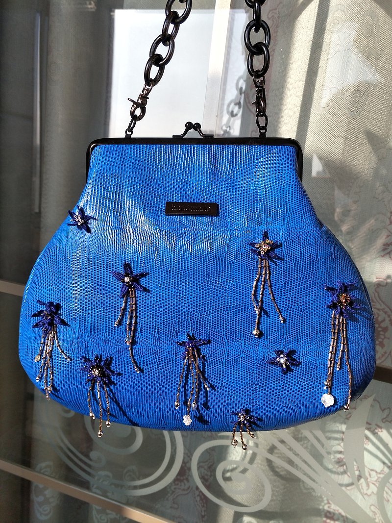 SOLD Appreciation Do not shoot [Swimming Pool] Original hand-made cowhide leather three-dimensional embroidery mouth gold bag - Messenger Bags & Sling Bags - Genuine Leather Blue