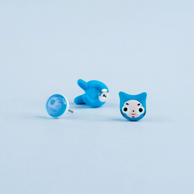 Blue | Success Daruma Cat - Polymer Clay Earrings, Handmade & Handpaited - ต่างหู - ดินเหนียว สีน้ำเงิน