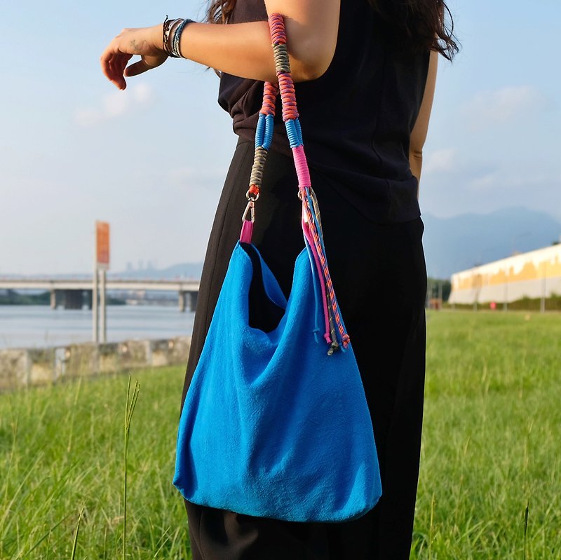 The color contrast braided shoulder bag with a touch of Chiang Mai flavor is super beautiful