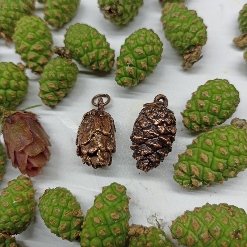 Pinecone pendant Forest gift  Electroforming nature jewelry Copper pendant 生日禮物 - Necklaces - Copper & Brass Brown