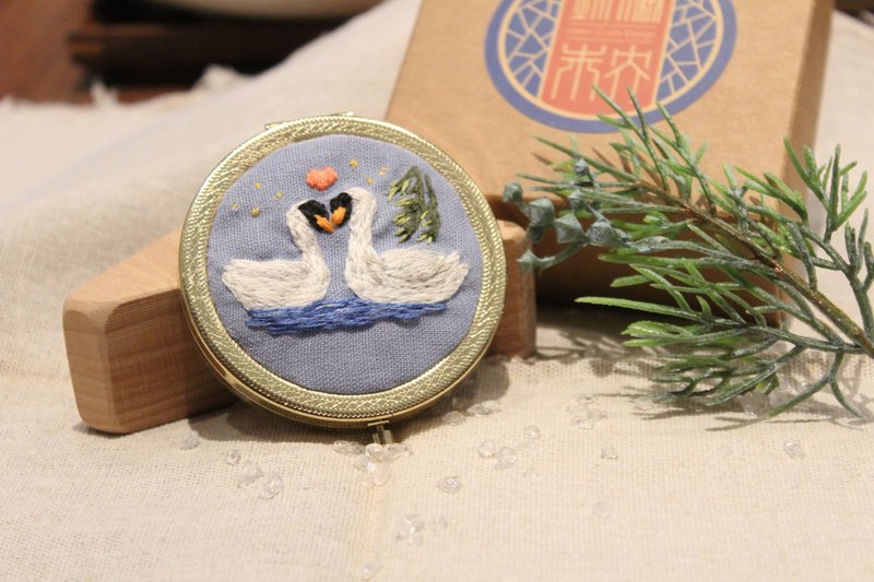 刺繡小圓鏡-永浴愛河 - 彩妝刷具/鏡子/梳子 - 棉．麻 