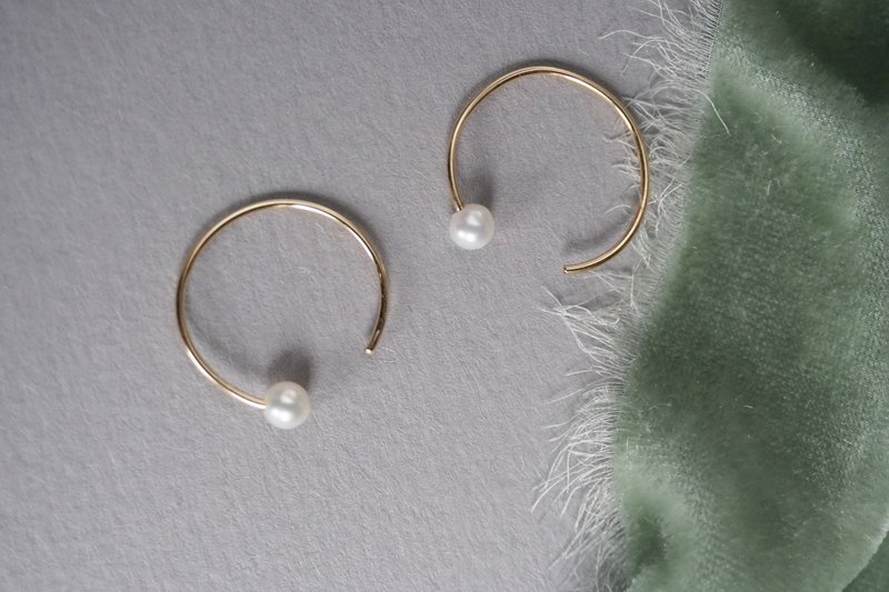 Perfect round freshwater pearl earrings gold-infused earrings 14Kgf Mini Dew Earrings - ต่างหู - ไข่มุก ขาว