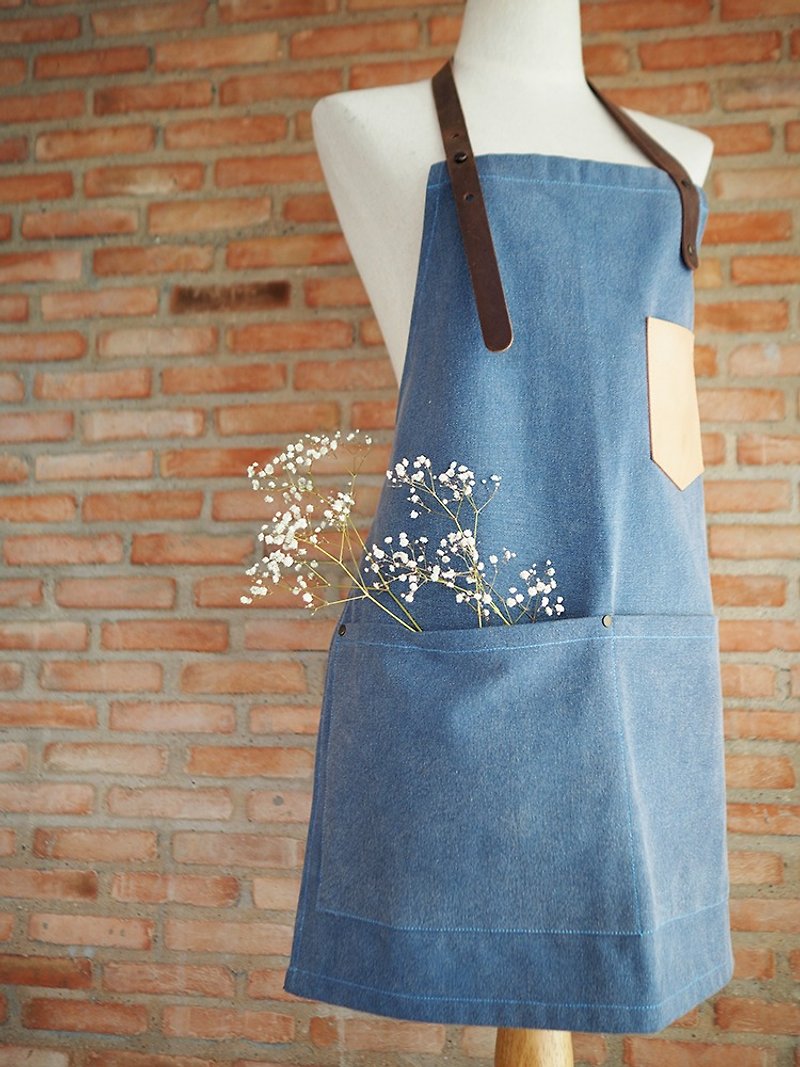Stonewashed Canvas Apron with Leather Pocket - 圍裙 - 棉．麻 透明