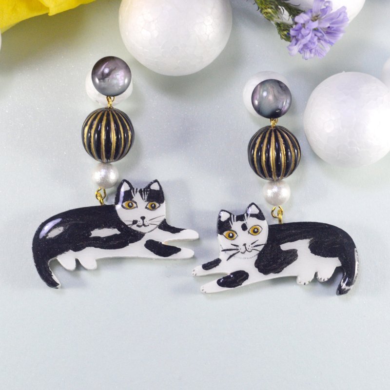 Han Han cow cat exaggerated design black and white cat hand-painted wooden playful dream earrings - ต่างหู - ไม้ หลากหลายสี