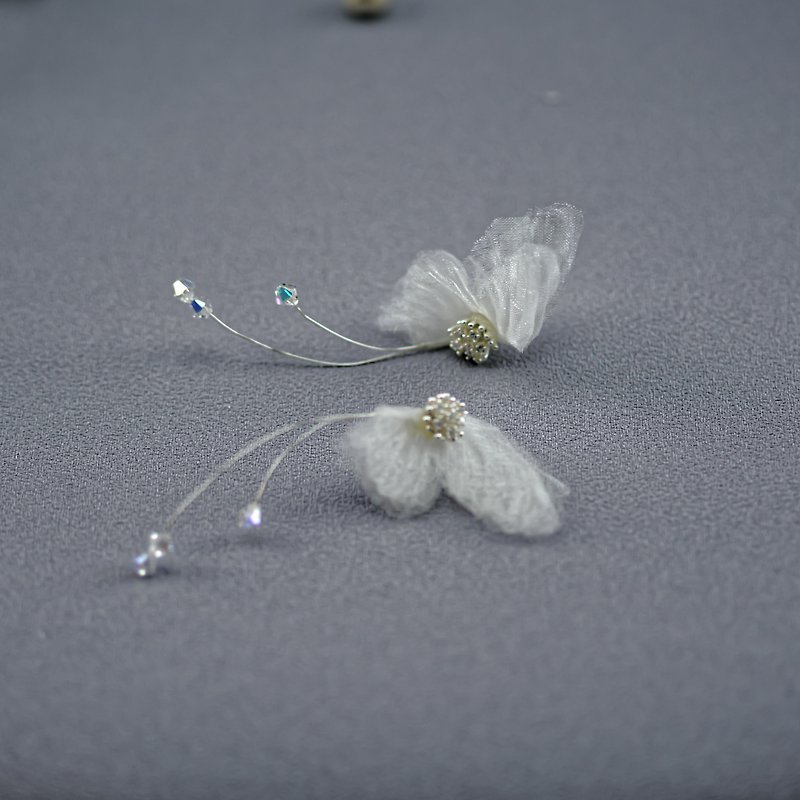 Tender | 小さな蝶シルバーライトフローティングクリスタルイヤリング - ピアス・イヤリング - クリスタル ホワイト
