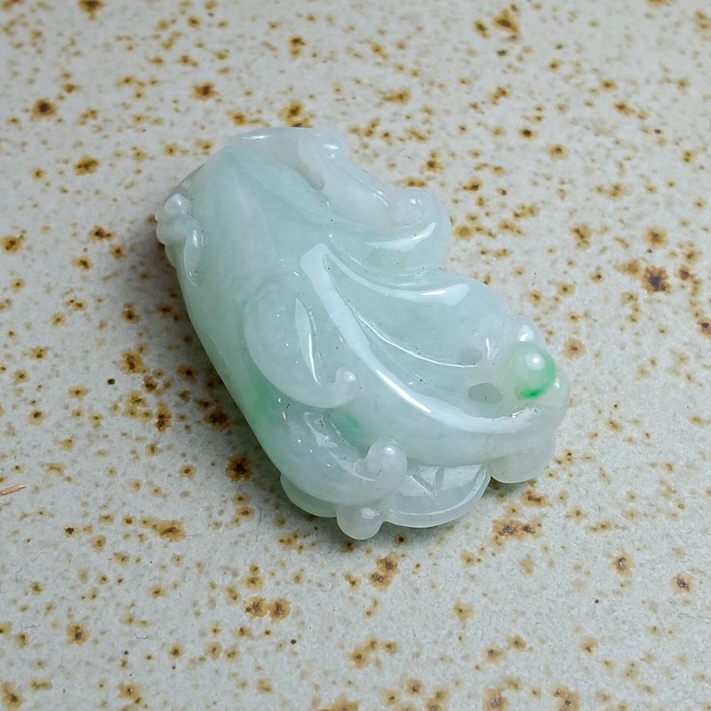 J0217天然翡翠A貨 . 細糯果飄陽綠人蔘.健康人生.掛飾. - 擺飾/家飾品 - 玉石 