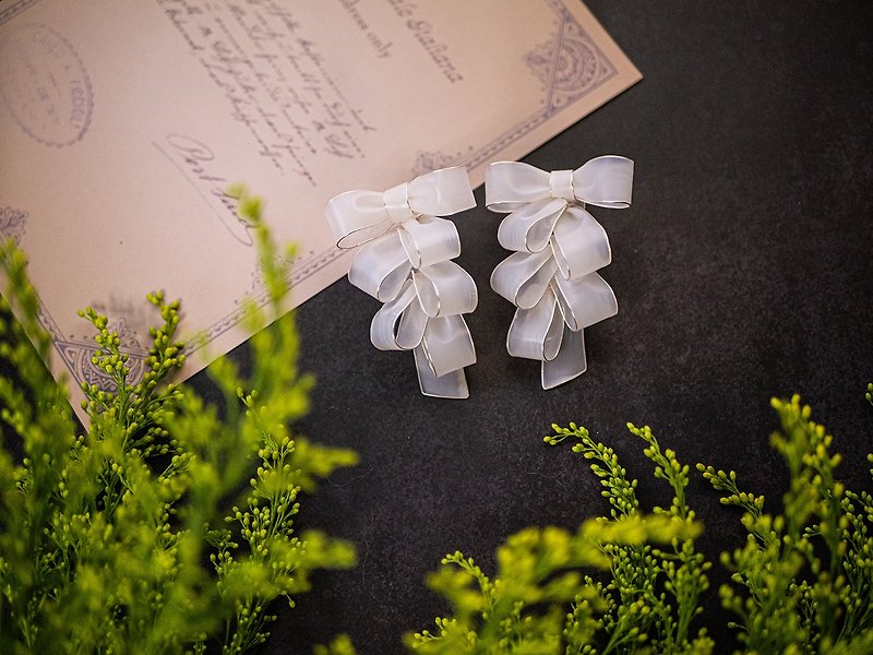 Yunyu RIBBON (large style) / translucent matte white / made to order - Earrings & Clip-ons - Plastic White