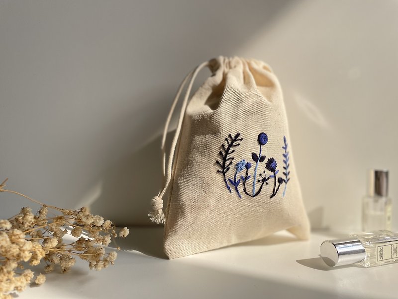 Blue garden embroidery bag top drawstring cotton bag packaging bag candy packaging bag jewelry bag - กระเป๋าหูรูด - ผ้าฝ้าย/ผ้าลินิน 