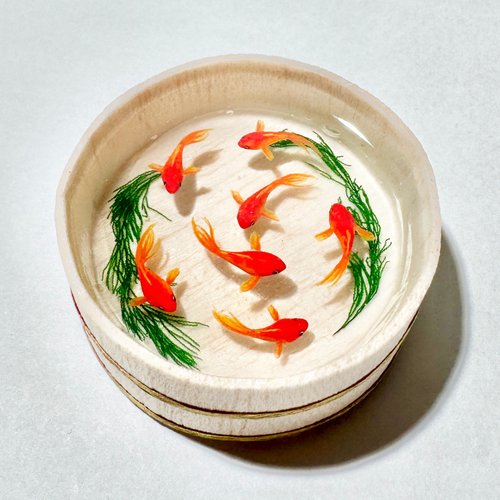 盃で泳ぐ金魚大ソメイヨシノ置物