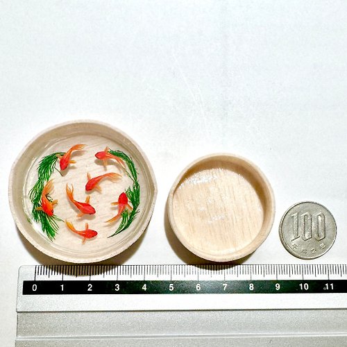受注制作 木桶で泳ぐ金魚 ミニチュア 置物 - ショップ 池波屋 日本の金魚作品専門店 置物 - Pinkoi