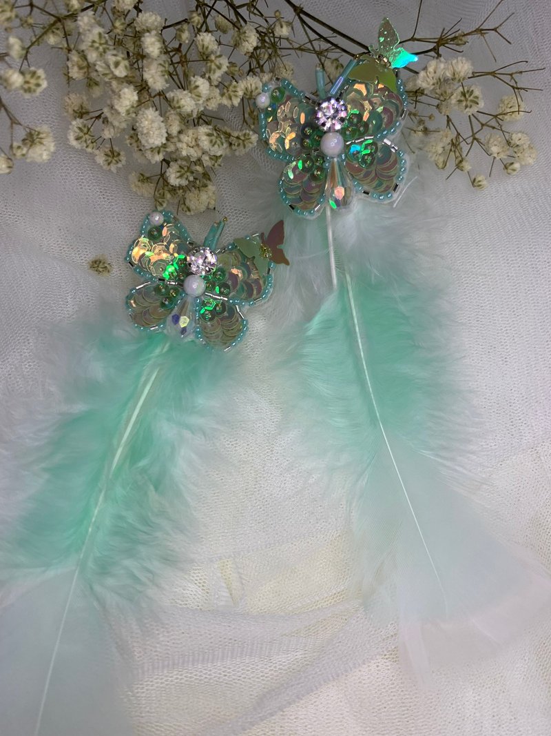 Piercing earrings, mint green butterfly pattern, feather decoration - 耳環/耳夾/耳骨夾 - 貴金屬 綠色