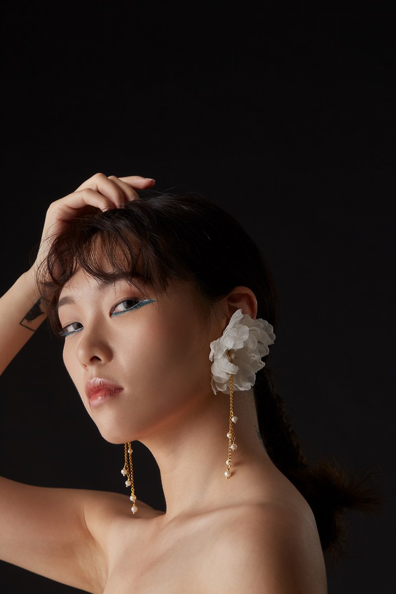 Oona Silk earrings in White