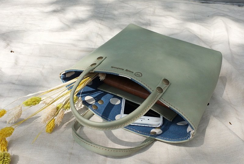 Bring sunny day [lunch break package. ], Lightweight cow leather handbag COLOR: lake green - กระเป๋าถือ - หนังแท้ สีเขียว