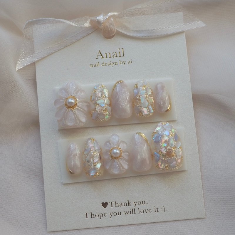 Aurora flower nails / press on nails / Shell nails / beige nails - ยาทาเล็บ - วัสดุอื่นๆ สีทอง