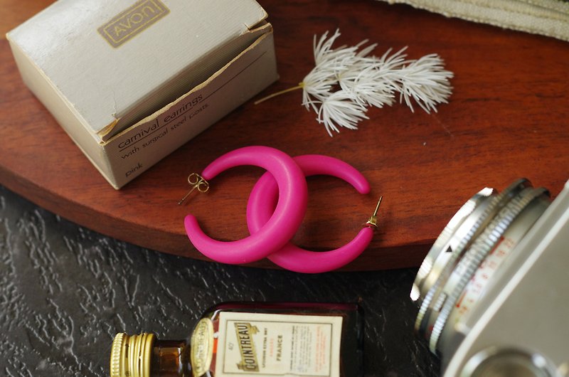 Vintage pink plastic hoop  pierced  earrings Avon - ต่างหู - โลหะ สึชมพู