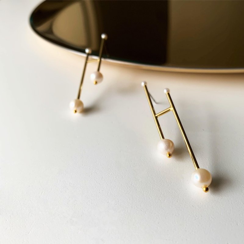 Minimalist line pearl earrings 18k gold modified Clip-On free shipping gift - Earrings & Clip-ons - Pearl White