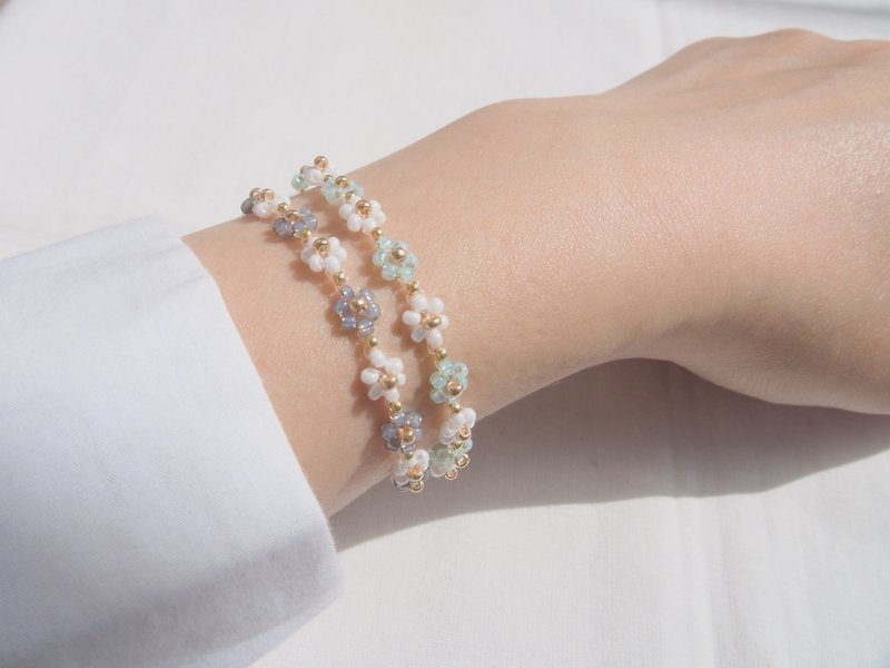 Bead bracelet with detachable magnet emerald green & blue-gray [Set of 2] - สร้อยข้อมือ - วัสดุอื่นๆ ขาว