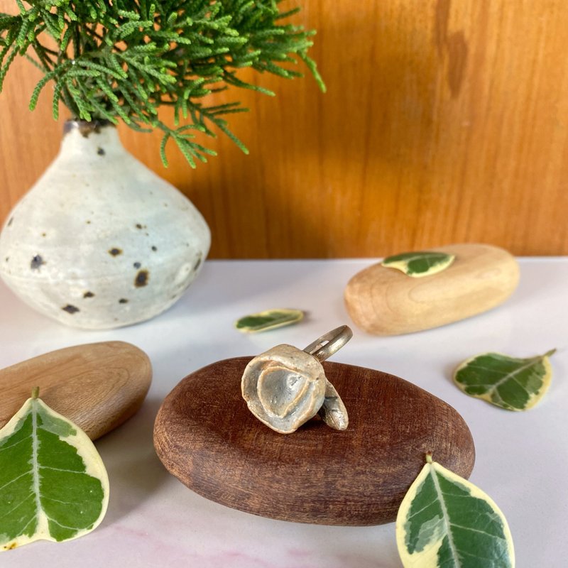 Flower Ring/ Ceramic / jewelry - 戒指 - 陶 白色