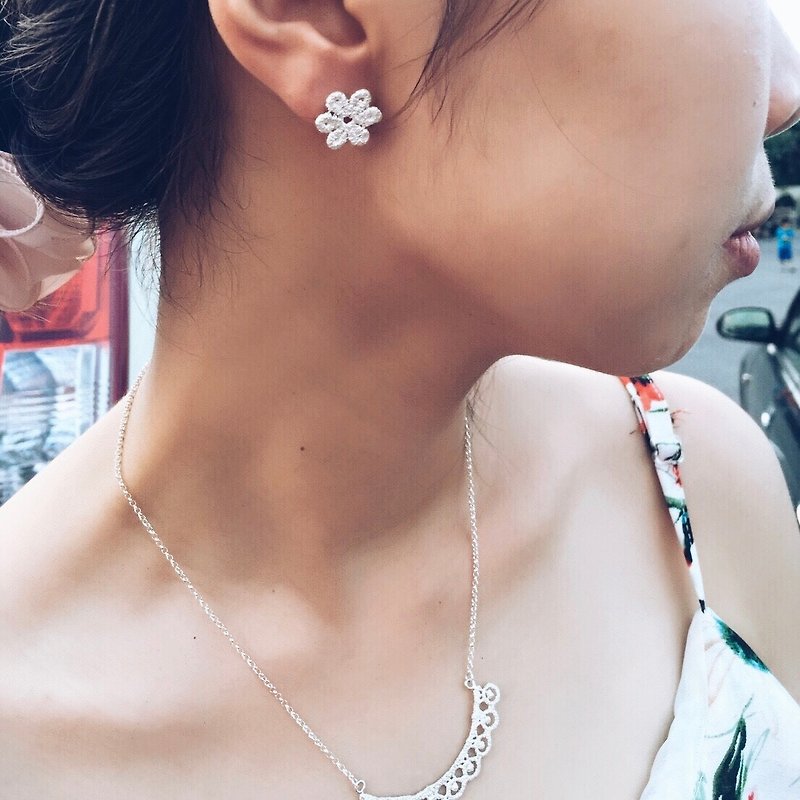 蕾絲小花-純銀耳環 - 耳環/耳夾 - 其他金屬 銀色
