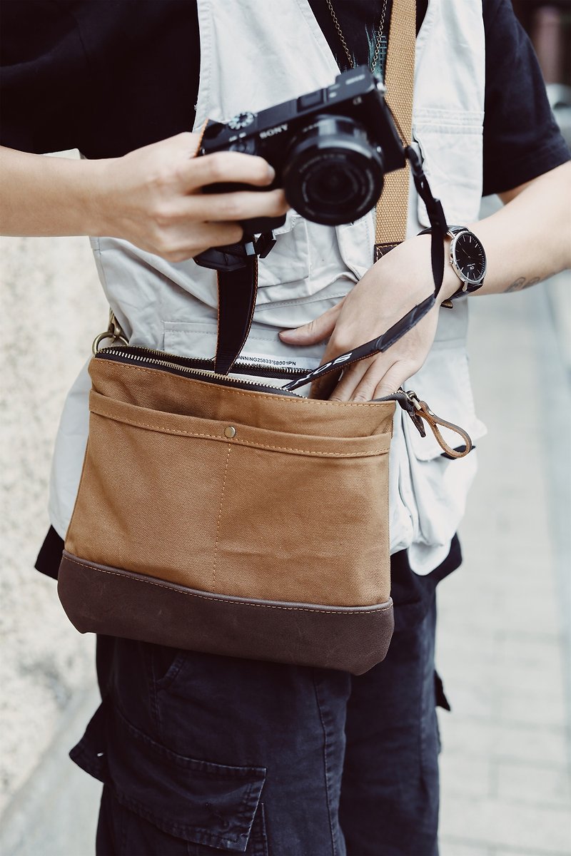ผ้าฝ้าย/ผ้าลินิน กระเป๋าแมสเซนเจอร์ สีนำ้ตาล - sobag Japanese retro brown canvas messenger shoulder bag male personality casual commuter trendy male unisex messenger bag