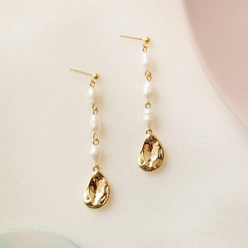 ALYSSA & JAMES Vintage Baroque Water Drop Metal Natural Pearl Long Earrings (Turnable Clip-On) - ต่างหู - ไข่มุก ขาว