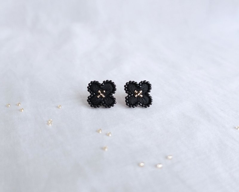 Evil Flower Glass Bead Cross Flower・Hand Embroidered Earrings - ต่างหู - ผ้าฝ้าย/ผ้าลินิน สีดำ