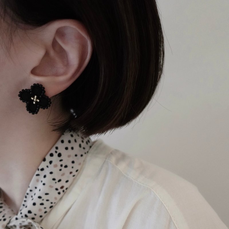 Les Fleurs du Mal Glass Bead Cross Flower - Handmade Embroidered Earrings - ต่างหู - งานปัก สีดำ