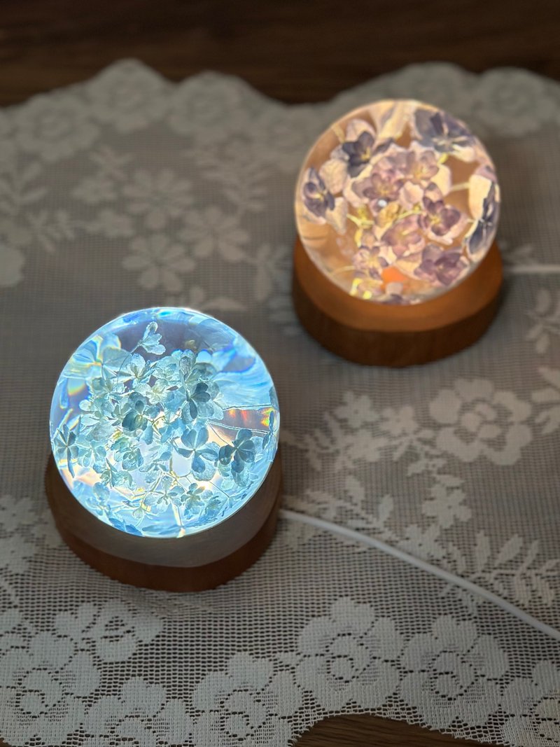 Real Hydrangea lamp, flower resin nightlight, Solid wood lamp base USB, Christma - ของวางตกแต่ง - เรซิน หลากหลายสี