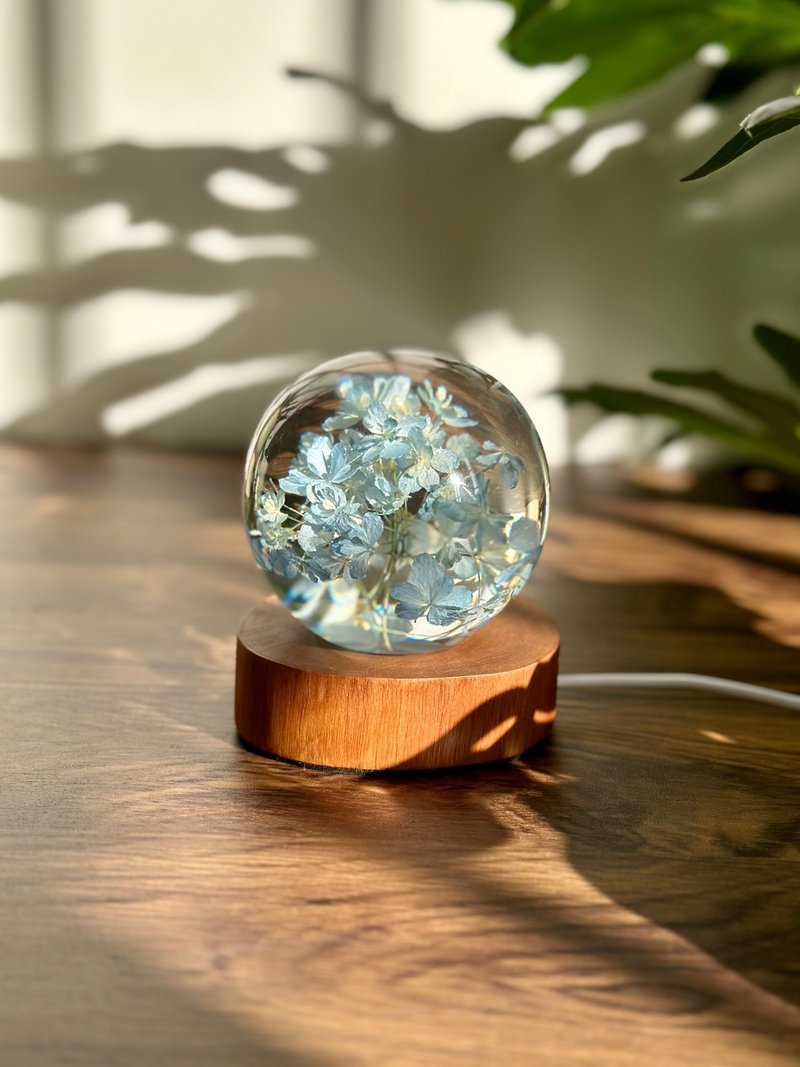 Real Hydrangea lamp, flower resin nightlight, Solid wood lamp base USB, Christma - ของวางตกแต่ง - เรซิน หลากหลายสี