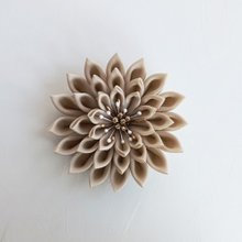 お花のブローチ ブルー つまみ細工 - ショップ 花咲み～hana-emi