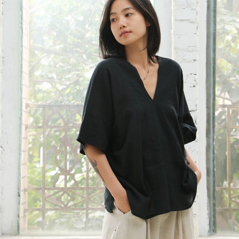 V-neck short slightly wrinkled top black - เสื้อผู้หญิง - ผ้าฝ้าย/ผ้าลินิน สีดำ