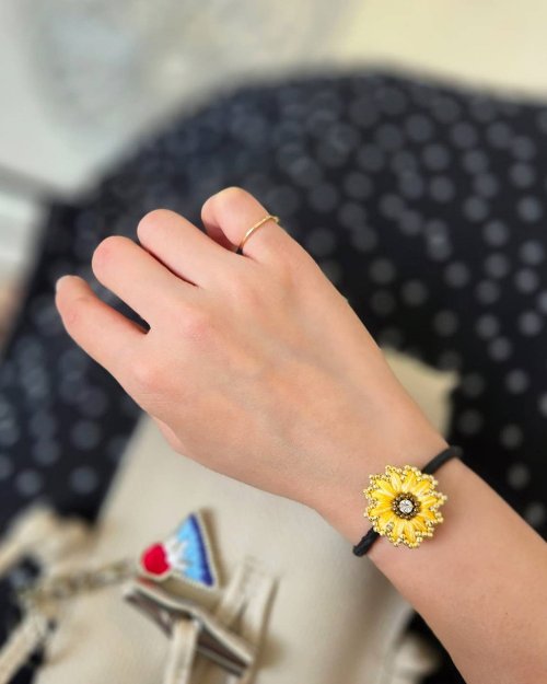 Xuri - ひまわりの刺繍入りヘアゴム - ショップ shaccyjewelry
