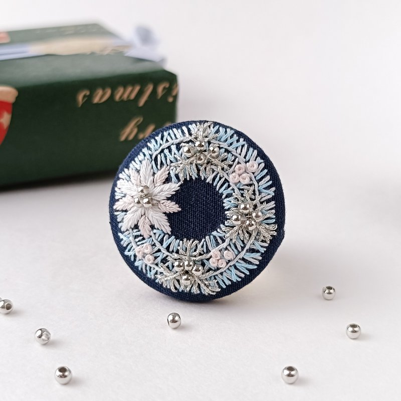 白ポインセチアのクリスマスリース刺繍ブローチ or 刺繍ヘアゴム - ブローチ - コットン・麻 ホワイト