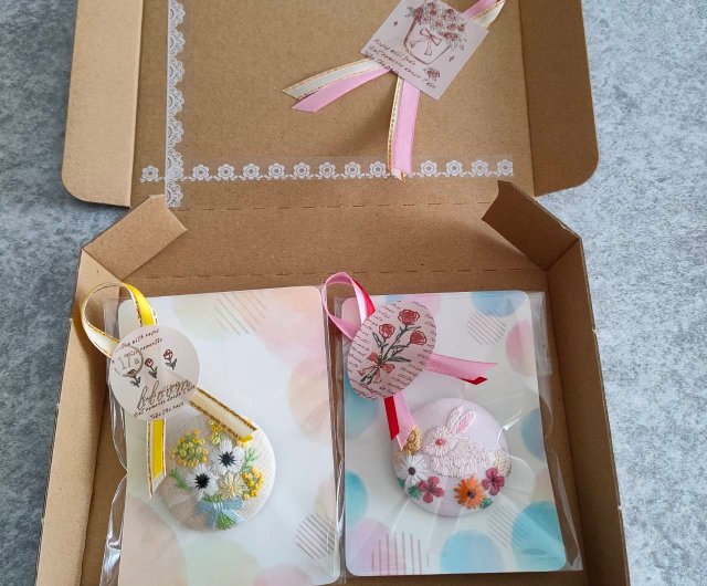 白ポインセチアのクリスマスリース刺繍ブローチor刺繍ヘアゴム