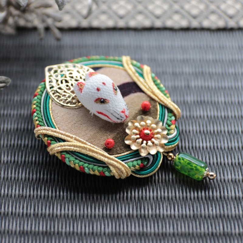 Hoju Inari fox with chirimen work and braided cord brooch Fox mask - Brooches - Silk Green